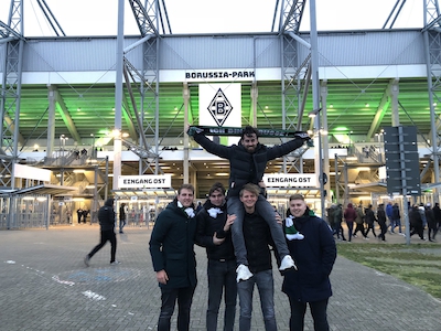 Fans von Borussia Mönchengladbach vor dem Stadion