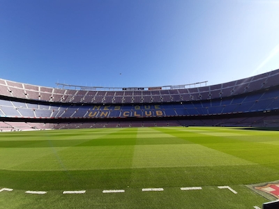 Camp Nou in de zon
