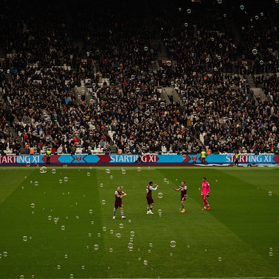 'Forever Blowing Bubbles' in het Olympic Stadium